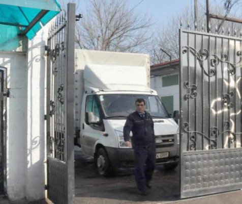 Gardianul de la Poarta Albă, care a înjunghiat un deţinut, pus în libertate